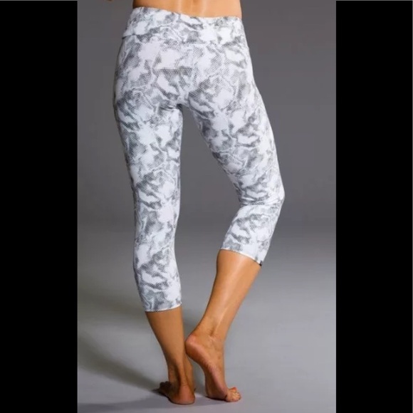 NWT! Onzie Yoga Graphic Capri leggings in Jedi Print - Picture 4 of 4